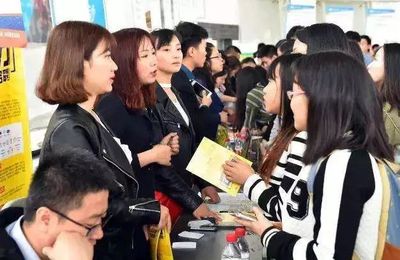 畢業(yè)兩年仍算應(yīng)屆生？大學(xué)生擇業(yè)期政策解析
