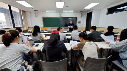 中心召開新學(xué)期研究生就業(yè)工作指導(dǎo)會(huì)，深化精準(zhǔn)服務(wù)，拓寬高級(jí)尋聘渠道
